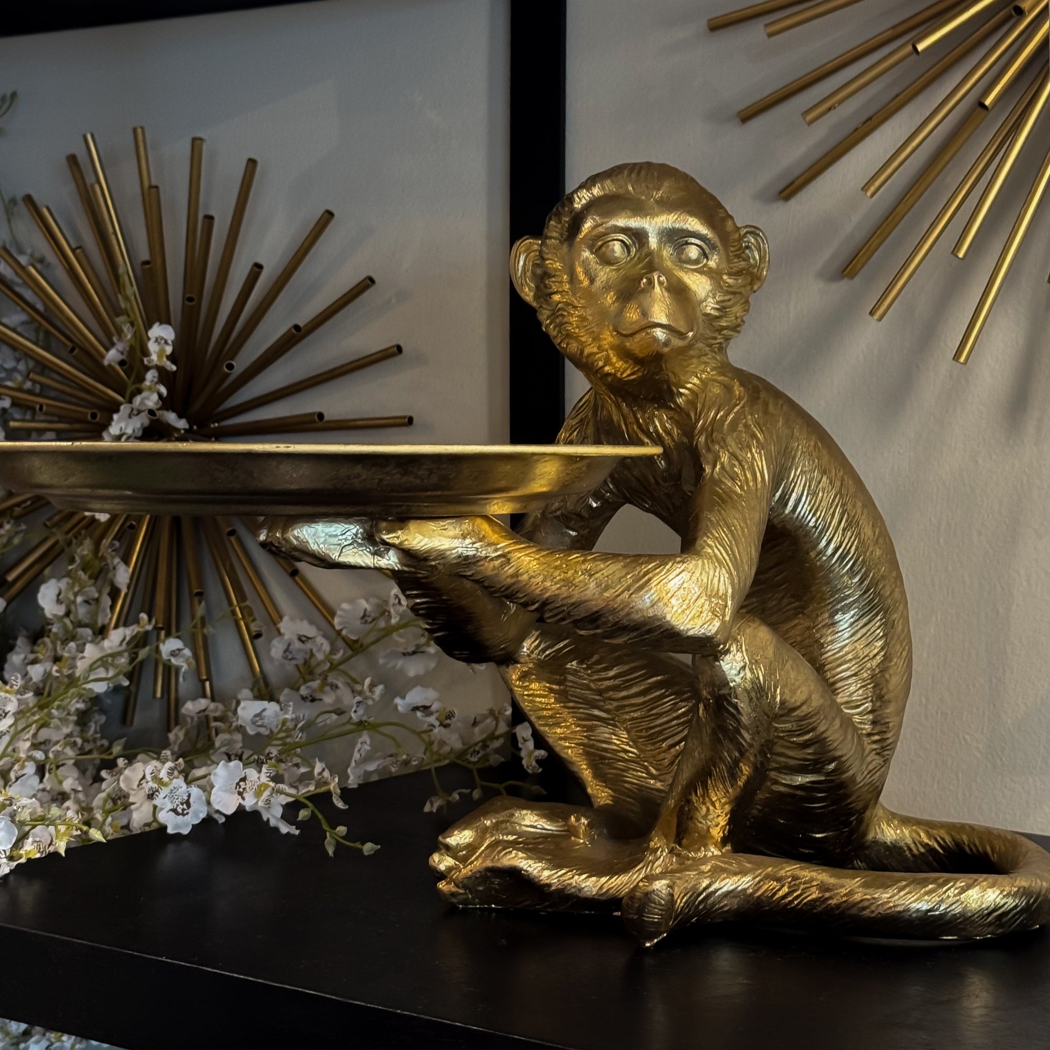ESCULTURA Y CHAROLA DECORATIVA CHANGO SENTADO EN RESINA DORADA