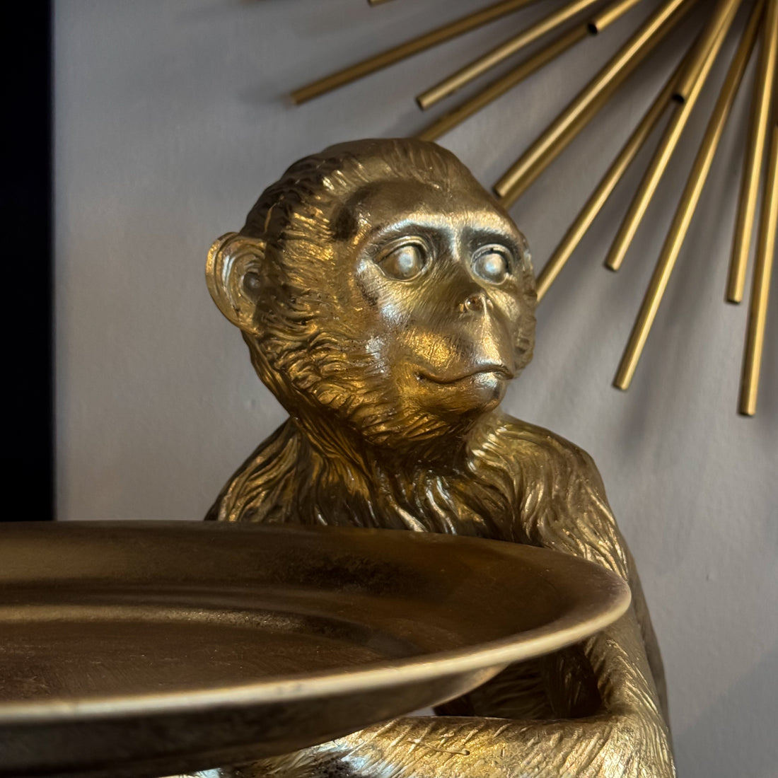 ESCULTURA Y CHAROLA DECORATIVA CHANGO SENTADO EN RESINA DORADA